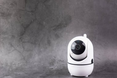 Gri çimento çatlamış duvarın arka planına sahip CCTV güvenlik kamerası