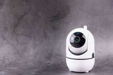 Gri çimento çatlamış duvarın arka planına sahip CCTV güvenlik kamerası
