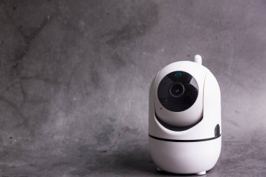 Gri çimento çatlamış duvarın arka planına sahip CCTV güvenlik kamerası