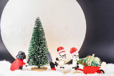Bangkok, Tayland - 24 Kasım 2020: Lego Star Wars kayakları çam kesip Tayland 'ın Bangkok şehrinde karlı bir arka planda kullanmak için.