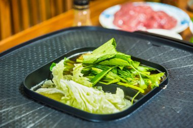 Elektrikli fırında haşlanmış sebze suyu.