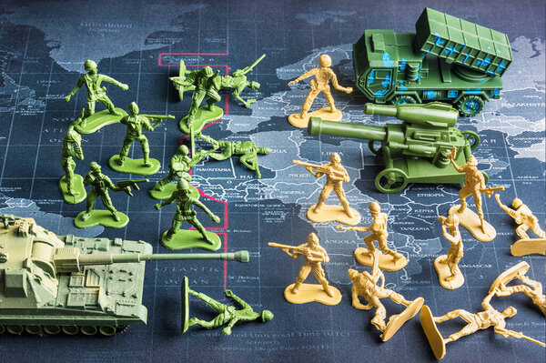Бангкок, Таиланд - 27 марта 2010 года: Зеленый игрушечный солдатский городок Они ведут войну на карте мира. Концепция мировой войны