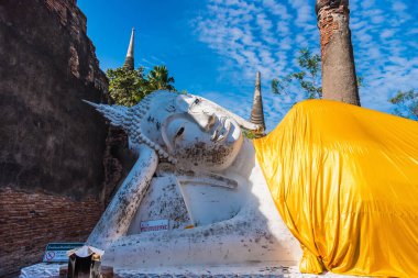 Ayutthaya, Tayland - Aralık 04, 2020: Ayutthaya, Tayland 'da Wat Yai Chai Mongkol veya Mongkhon' un Buda 'sı