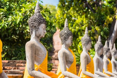 Ayutthaya, Tayland - Aralık 04, 2020: Bangkok, Tayland yakınlarındaki Ayutthaya 'daki Wat Yai Chai Mongkol tapınağındaki harabe pagoda arkaplan Buda heykeli