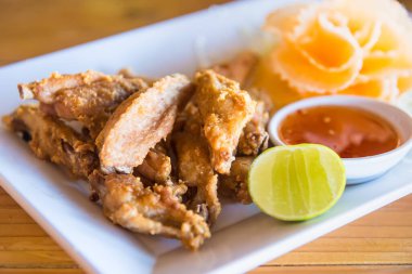 Geleneksel Tayland tavuk kanadını yakın mesafeden ateşledi..