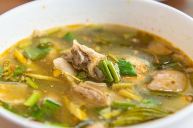 Baharatlı domuz pirzolası çorbası, Tom leziz domuz pirzolası, Tayland usulü yemek.