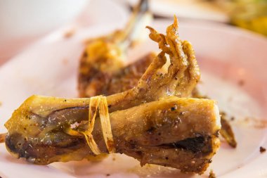 Izgara tavuk ayağı. Kuzeydoğu Tayland yemeği..