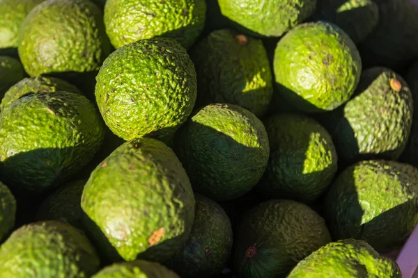 フードフルーツ新鮮な緑のアボカドの背景 市場での販売のための新鮮なアボカドパターン 農業と果物の製品 選択的焦点 — ストック写真