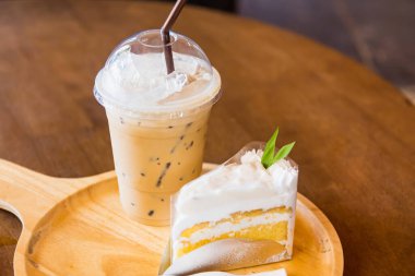 Tayland 'daki fırında ahşap tabakta hindistan cevizli kek.