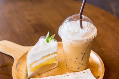 Tayland 'daki fırında ahşap tabakta hindistan cevizli kek.