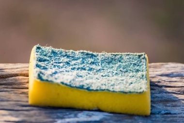 Tahta masadaki temizleme süngeri kullanılmış.