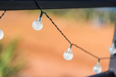 Dekoratif ampuller açık havada. Parti ve aydınlatma kavramı