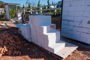 Hafif tuğlalar, inşaat işlerinde kullanılmak üzere düzgünce düzenlenmiştir..