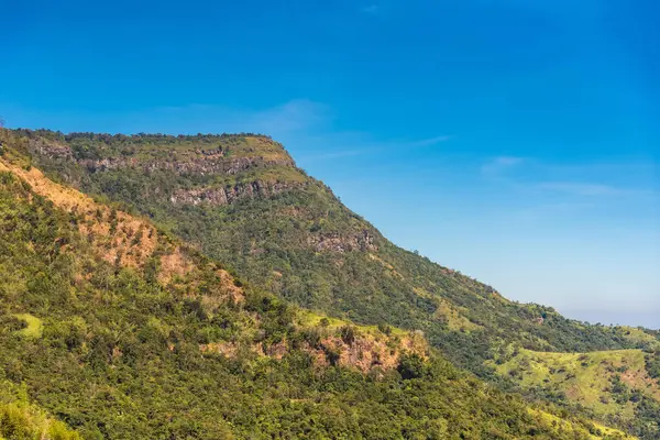 Tepelerde dağ manzarası sabahı ve yumuşak sisli yeşil orman örtüsü ve mavi gökyüzü. Tayland.
