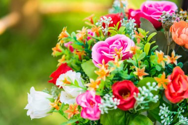 Güzel renkli plastik çiçekler