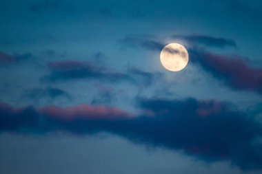 Dolunay ve Bulut Hareketi