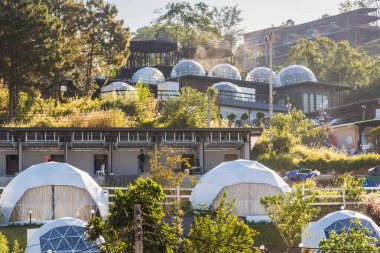 Phetchabun, Tayland - 28 Kasım 2020: Khao Kho, Phetchabun, Tayland 'daki tepedeki jeodezik Statü Resort