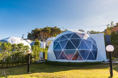 Phetchabun, Tayland - 28 Kasım 2020: Khao Kho, Phetchabun, Tayland 'daki tepedeki jeodezik Statü Resort