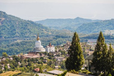 Phetchabun, Tayland - 29 Kasım 2020: Phasorn Kaew Tapınağı 'nın en üst manzarası, Lotus üssünün üzerindeki bulutlu ve temiz hava ile güzel beş Buda heykeli, Petchabun, Tayland