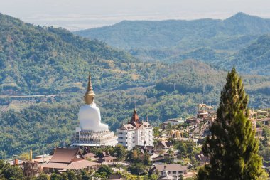 Phetchabun, Tayland - 29 Kasım 2020: Phasorn Kaew Tapınağı 'nın en üst manzarası, Lotus üssünün üzerindeki bulutlu ve temiz hava ile güzel beş Buda heykeli, Petchabun, Tayland