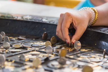 Phetchabun, Tayland - 29 Kasım 2020: Budha 'nın Phetchabun, Tayland' daki Wat Pa Phu Thap Berk ayak izindeki madeni para bağışı.