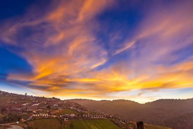 Phetchabun, Tayland - 29 Kasım 2020 Yaz Günbatımı ve Phu Tub Berk Dağı 'nın manzarası, ünlü seyahat yeri Phetchabun, Tayland' da güzel deniz sisi