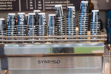 Phetchabun, Tayland - 29 Kasım 2020: Phetchabun, Tayland 'daki Khao Kho' daki Pinno Latte Kafe 'nin Espresso Makinesi ile Kafe