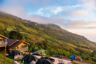 Güzel yeşil dağların manzarası. Turist Çekim ve Çadırları