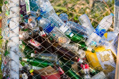 Phetchabun, Tayland - 29 Kasım 2020: Geri dönüşüm merkezi Khao Kho, Phetchabun, Tayland 'daki tepede plastik şişe topluyor