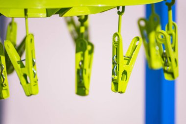 Yeşil plastik klemp, kablo ve bulanık arkaplan ile bağlanmış. arkaplan için resim, duvar kağıdı, kopyalama alanı. temizlik kavramı