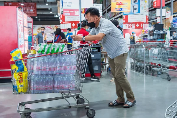 Bangkok Thailandia Dicembre 2020 Sfondo Supermercato Con Scaffali Colorati Clienti — Foto Stock