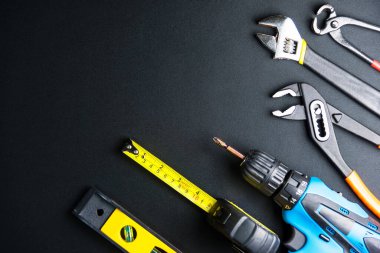 Gri-siyah çimento zemin zemin üzerinde kopya alanı olan inşaat araçları. Ev onarım konsepti, onarım konsepti, yenileme konsepti.