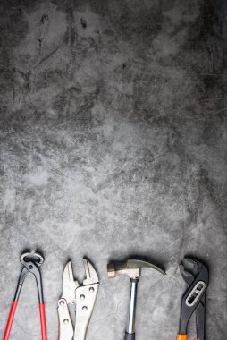 Gri-siyah çimento zemin zemin üzerinde kopya alanı olan inşaat araçları. Ev onarım konsepti, onarım konsepti, yenileme konsepti.