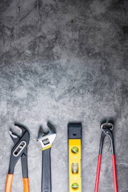 Gri-siyah çimento zemin zemin üzerinde kopya alanı olan inşaat araçları. Ev onarım konsepti, onarım konsepti, yenileme konsepti.