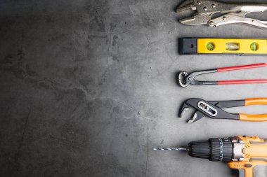 Gri-siyah çimento zemin zemin üzerinde kopya alanı olan inşaat araçları. Ev onarım konsepti, onarım konsepti, yenileme konsepti.