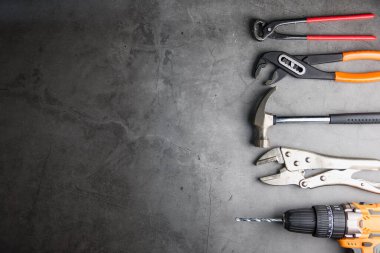 Gri-siyah çimento zemin zemin üzerinde kopya alanı olan inşaat araçları. Ev onarım konsepti, onarım konsepti, yenileme konsepti.