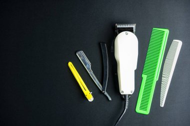 Şık, profesyonel berber makasları, saç kesimi ve düşünme. Kuaför konsepti. Güzellik aletleri konsepti.