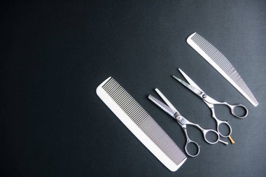 Şık, profesyonel berber makasları, saç kesimi ve düşünme. Kuaför konsepti. Güzellik aletleri konsepti.