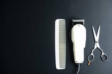 Şık, profesyonel berber makasları, saç kesimi ve düşünme. Kuaför konsepti. Güzellik aletleri konsepti.