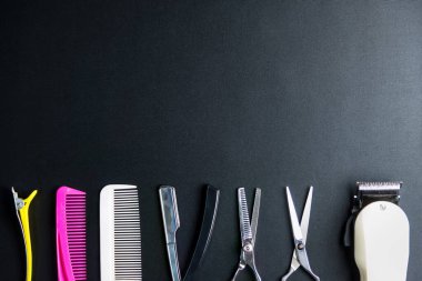 Şık, profesyonel berber makasları, saç kesimi ve düşünme. Kuaför konsepti. Güzellik aletleri konsepti.