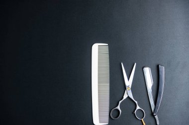 Şık, profesyonel berber makasları, saç kesimi ve düşünme. Kuaför konsepti. Güzellik aletleri konsepti.
