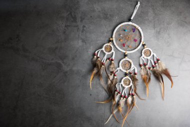 Fotokopi alanı olan gri-siyah çimento zemin zemininde düş kapanı.