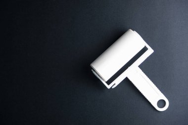 Siyah arka planda paten tozu toplayıcısı. Ev temizlik konsepti, COVID-19 'dan çok uzak.