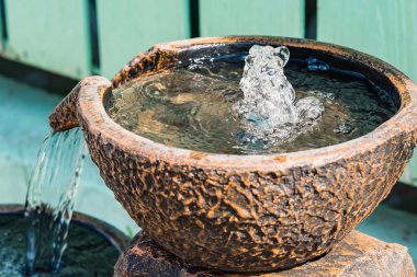 Bahçe çeşmesinin yakın görüntüsü