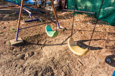 Çocuk parkında zincirlerle boş salıncak