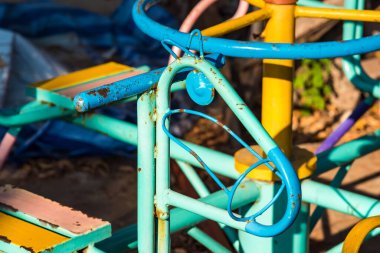 Çocuk atlıkarınca parkta oyun alanında