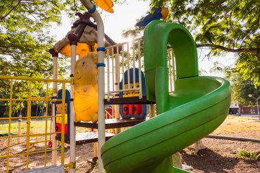 Parktaki eğlence için çocuk parkı