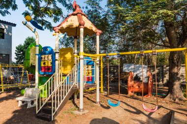 Parktaki eğlence için çocuk parkı