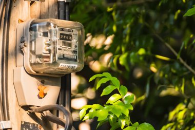 Bangkok, Tayland - 19 Şubat 2021: Bangkok, Tayland 'da kullanıma hazır elektrik saati. Bu, evdeki elektrik tüketimini izleyebilen modern bir teknoloji. Bangkok, Tayland' da elektrik sayacı