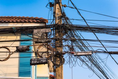 Bangkok, Tayland - Şubat 04, 2021: Bangkok, Tayland 'da dağınık kablo elektrik direği